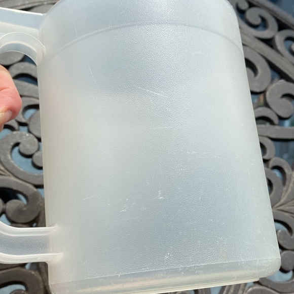 Tupperware - Small 1.5 Qt Pitcher With Push Button Lid - Picture 8 of 11